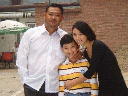 姜育恒老婆个人资料,才华横溢的才女，幸福家庭的守护者